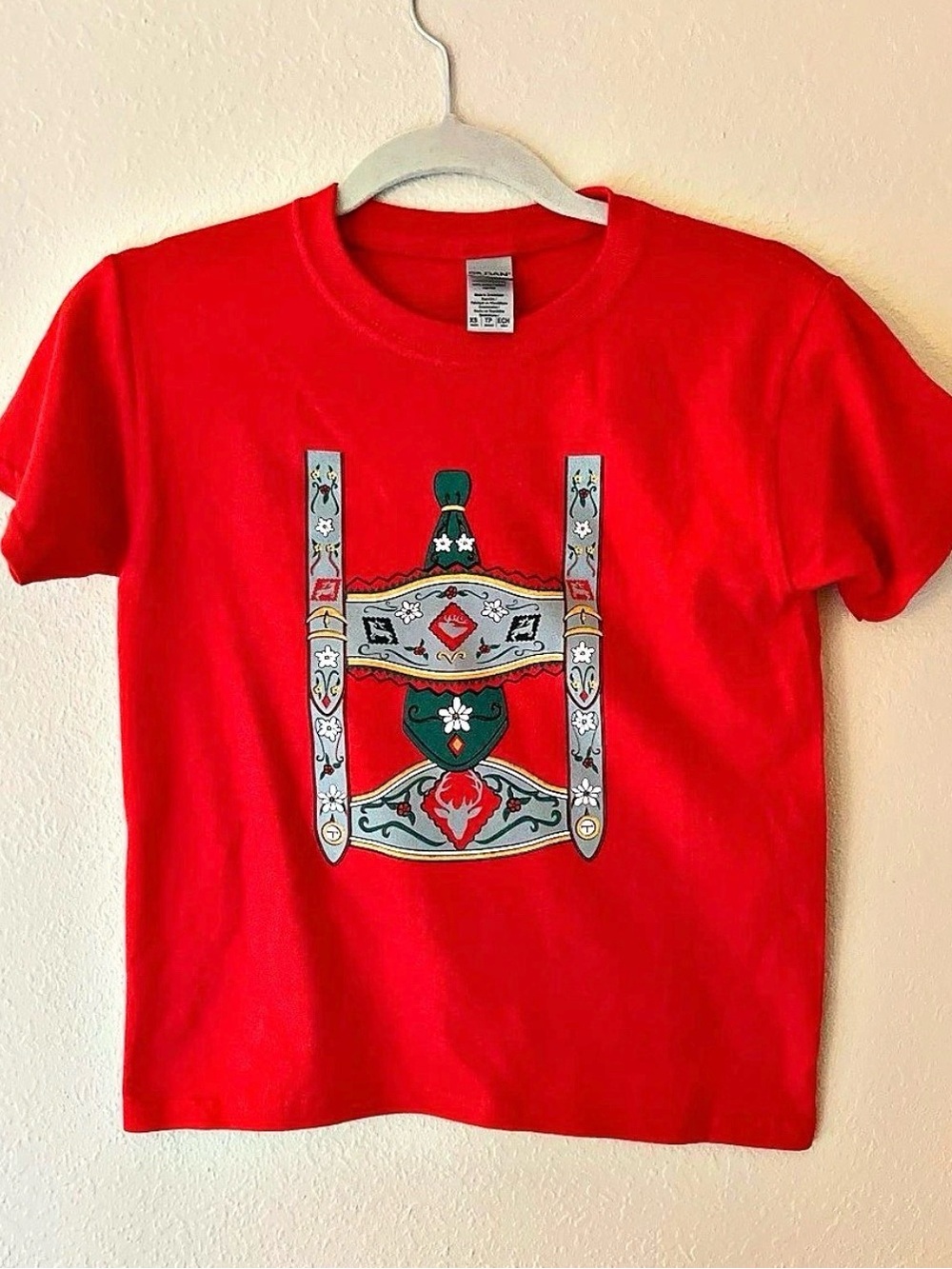 Oktoberfest Bavarian Alpine Lederhosen Gildan 100% Cotton Red T-Shirt in Size XS